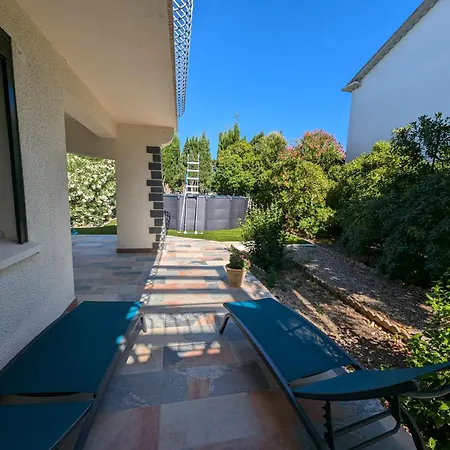 Calme Mais Proche Toutes Activites, F3 Avec Parking, Jardin, Piscine, Wifi, Clim Dans Propriete Privee